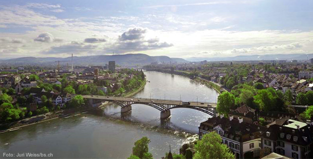 Luftaufnahme von Basel mit Fluss