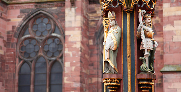 Verzierte Statuen aus Stein vor dem Freiburger Münster