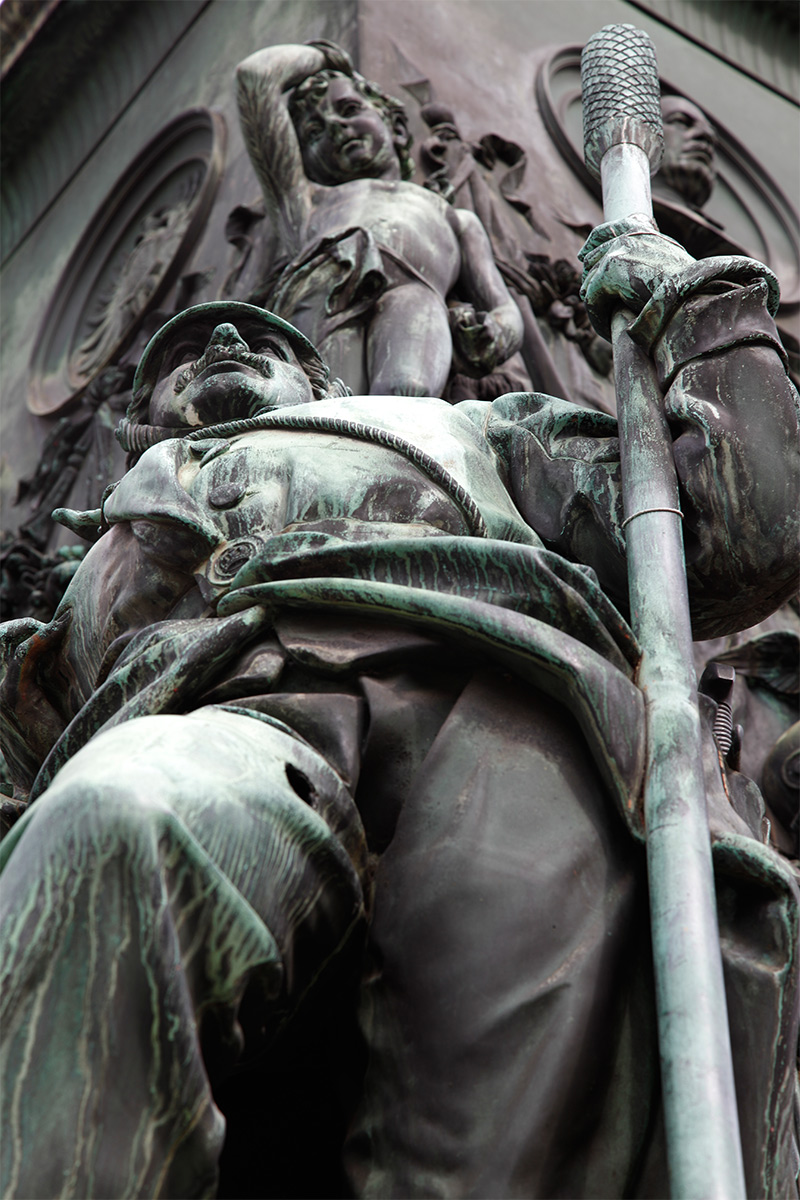 Nachaufnahme des Siegesdenkmal in Freiburg am Breisgau aus der Froschperspektive