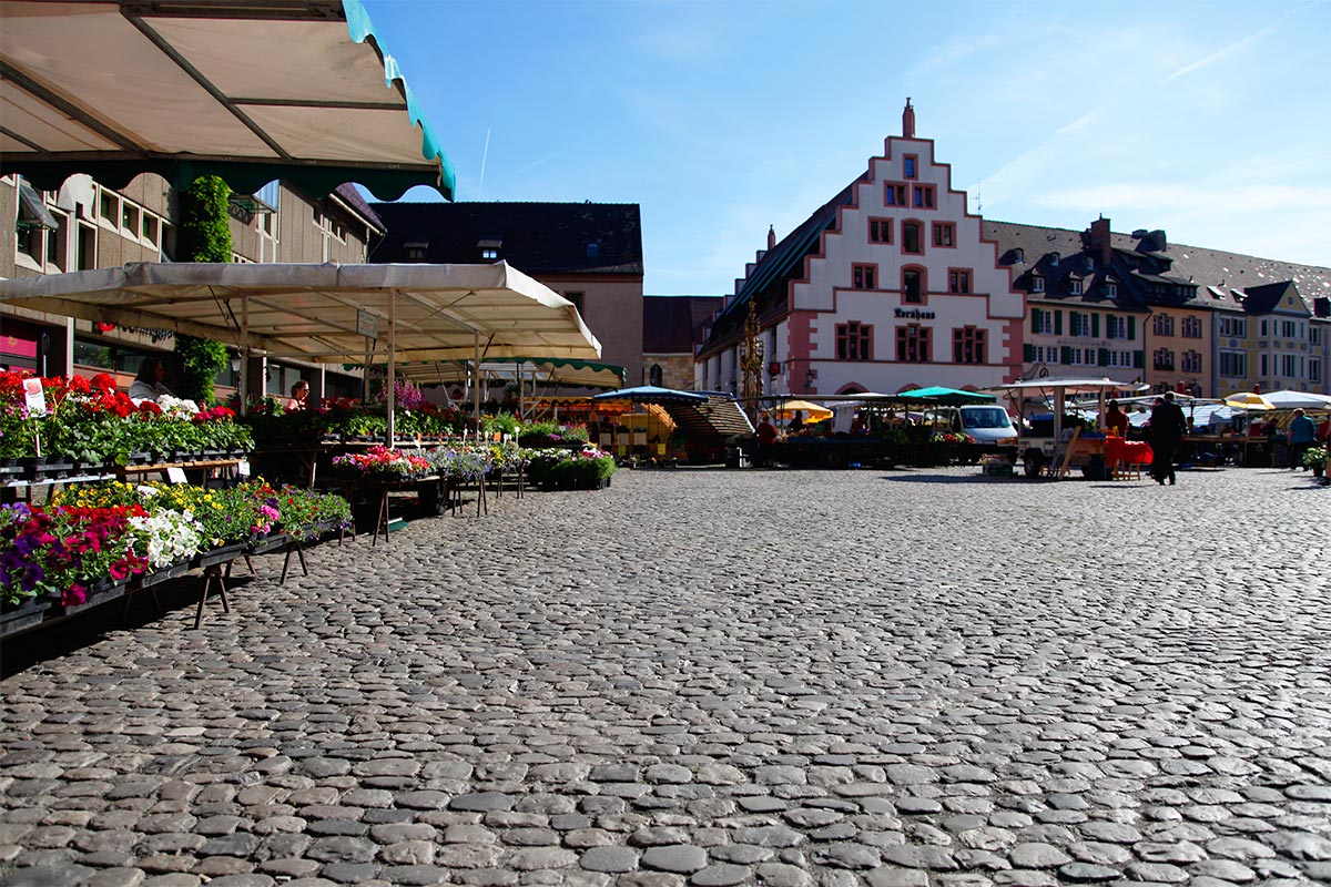 Wochenmarkt auf dem Münsterplatz in Freiburg am Breisgau