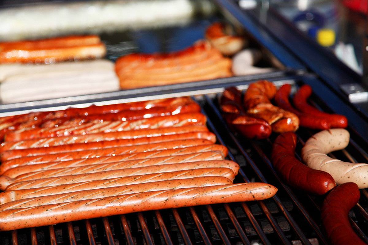 Verschiedene Grillwürstchen auf dem Grill