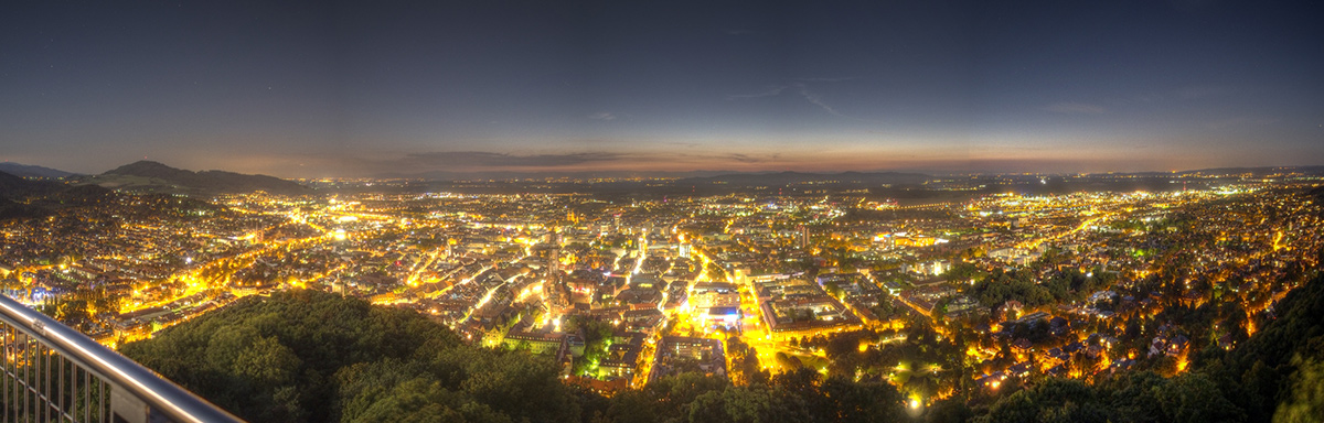Panoramaaufnahme von oben von Freiburg am Breisgau bei Nacht 