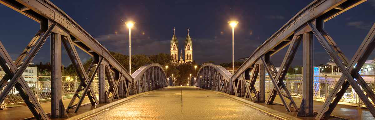 Wiwilibrücke bei Nacht in Freiburg am Breisgau
