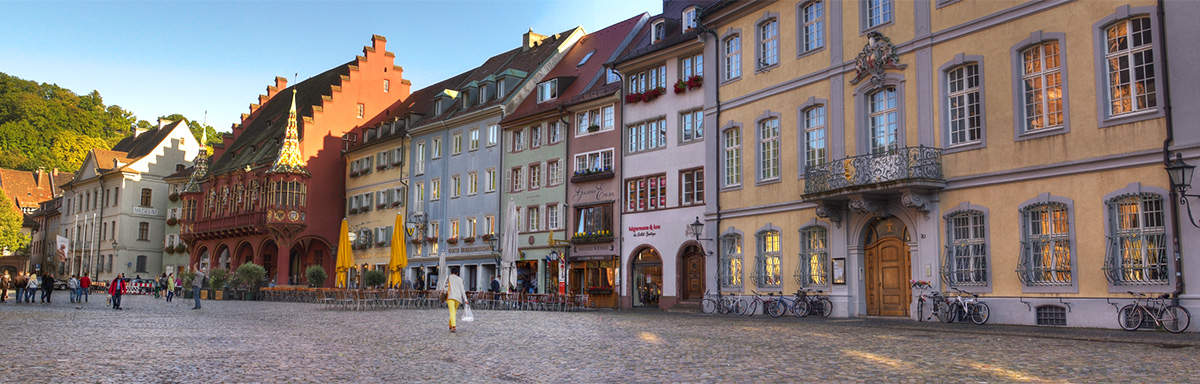 Münsterplatz in Freiburg am Breisgau mit Passanten