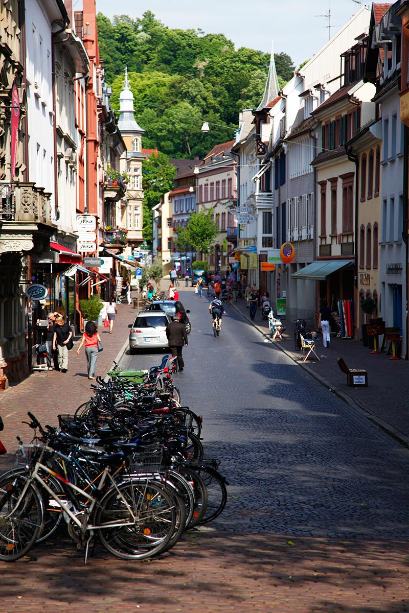 In der Gerberau in Freiburg am Breisgau mit zahlreichen Menschen und Fahrrädern