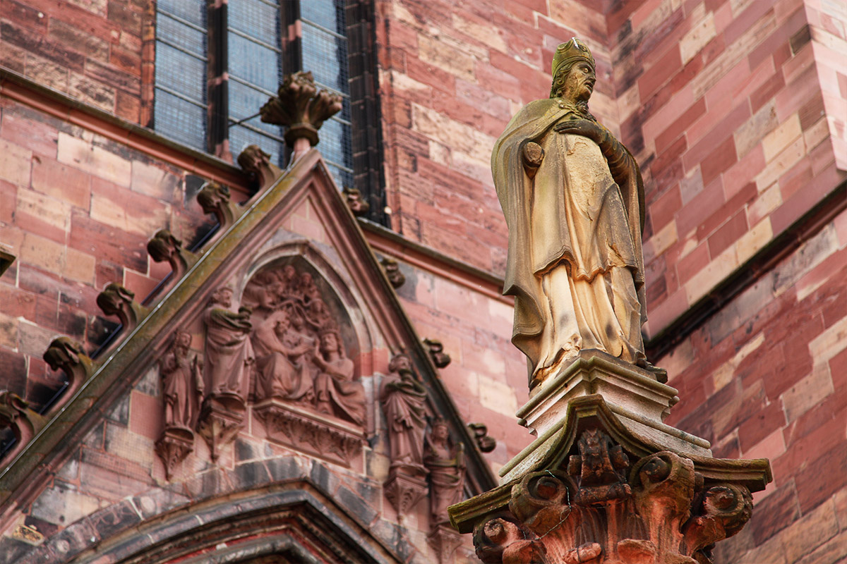 Statue aus Stein am Freiburger Münster