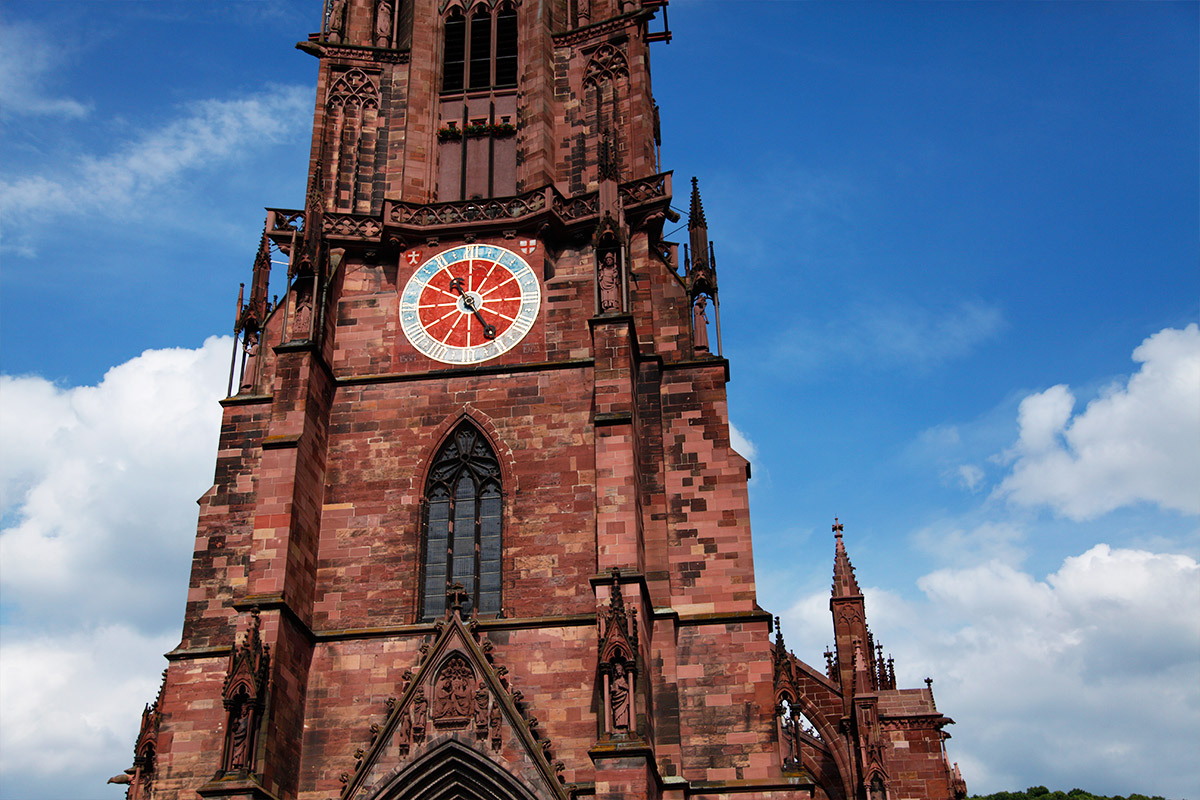 Freiburger Münster vor blauem Himmel