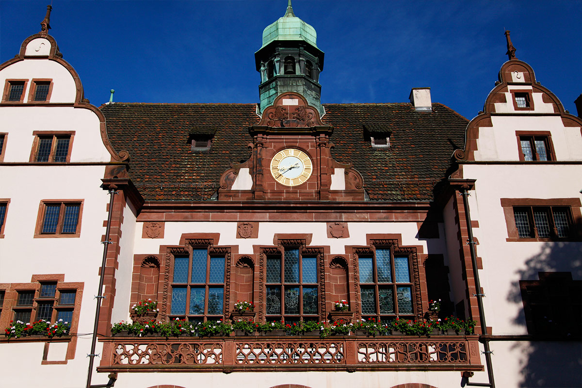 Frontaufnahme vom Alten Rathaus auf dem Rathausplatz in Freiburg am Breisgau