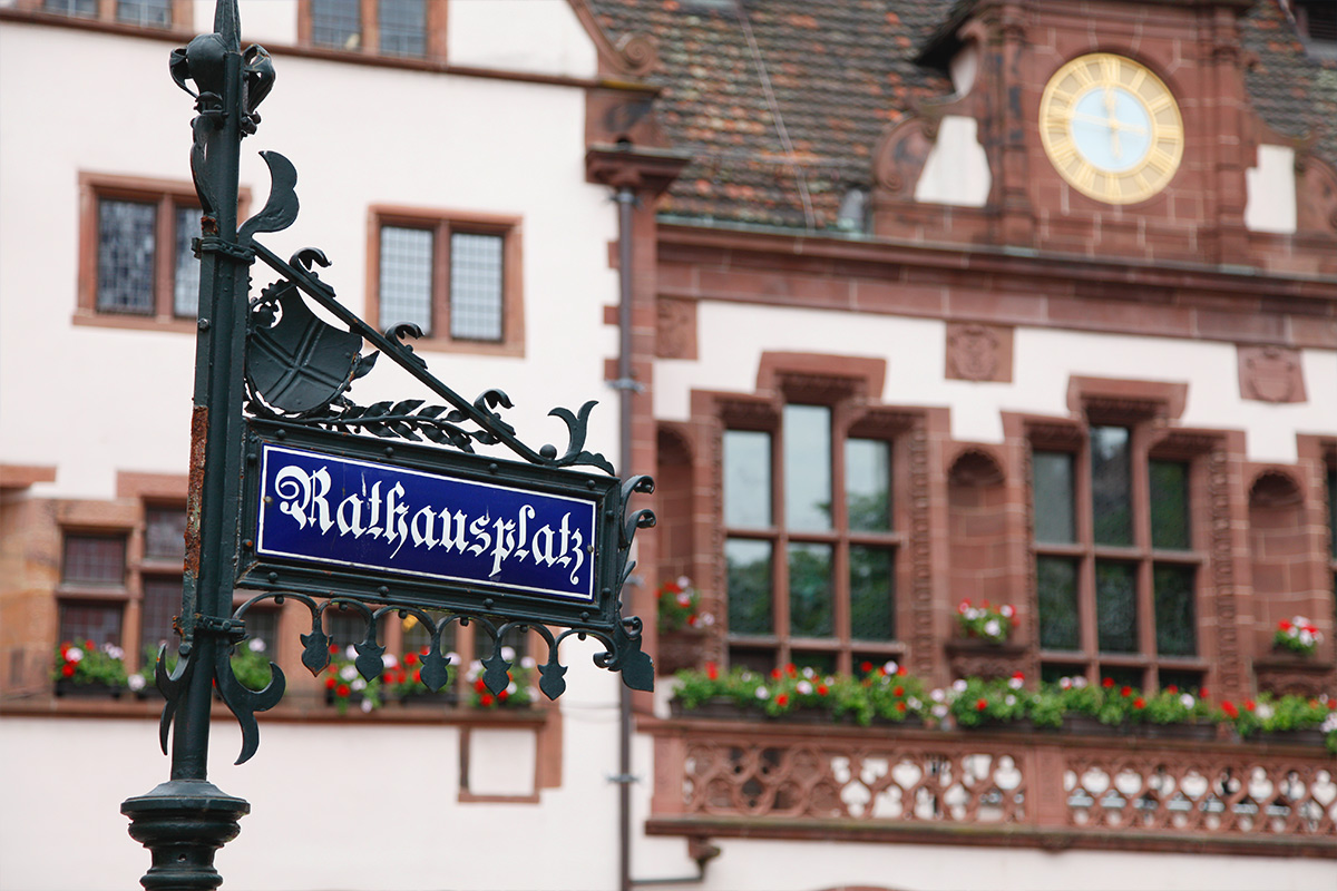 Straßenschild vor dem Alten Rathaus auf dem Rathausplatz in Freiburg am Breisgau