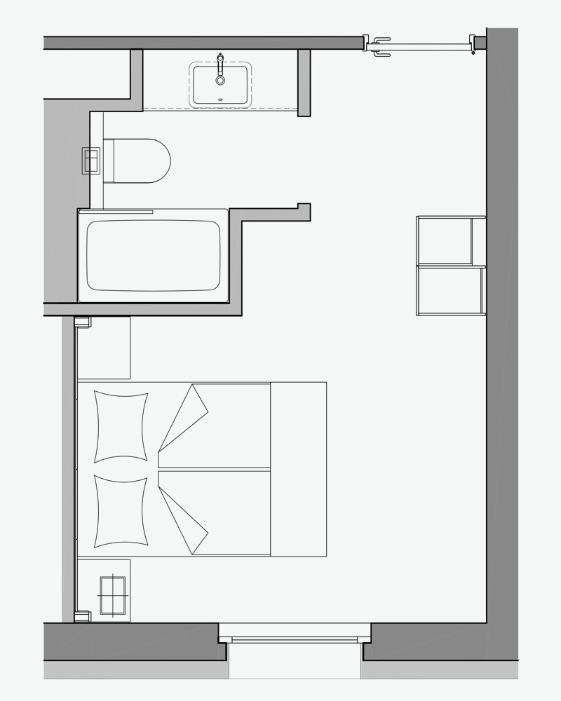 Grundriss-Zeichnung eines Hotelzimmers mit Doppelbett und Badezimmer