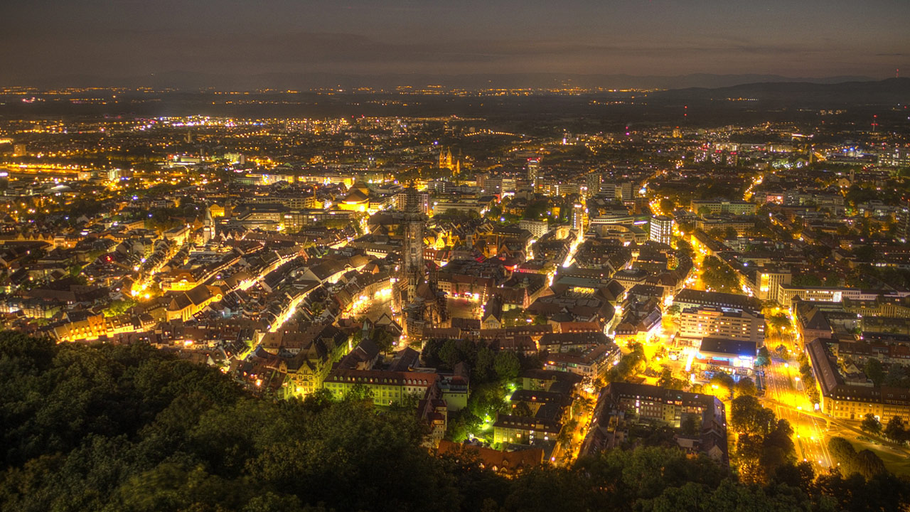 Luftaufnahme von Freiburg bei Nacht